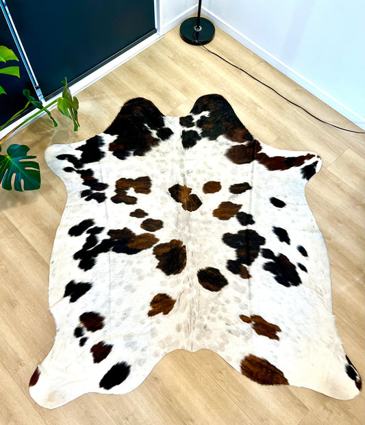 GREAT VALUE COWHIDE RUG - M1625